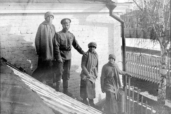 39. Государь с Детьми на крыше.jpg